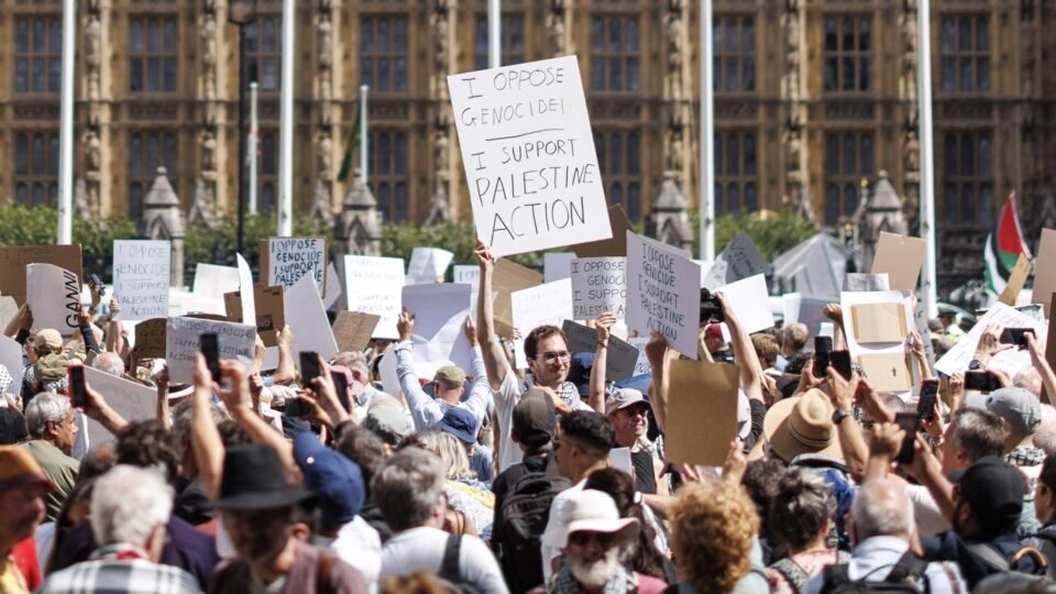 Polícia de Londres indicia 47 pessoas por suposto apoio ao grupo Palestina Ação - Imagem do artigo