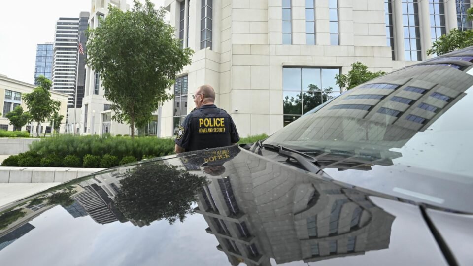 Operação federal detém 475 imigrantes em fábrica da Hyundai na Geórgia - Imagem do artigo
