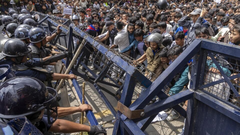 Polícia nepalesa mata 19 manifestantes em protesto contra bloqueio de redes sociais - Imagem do artigo