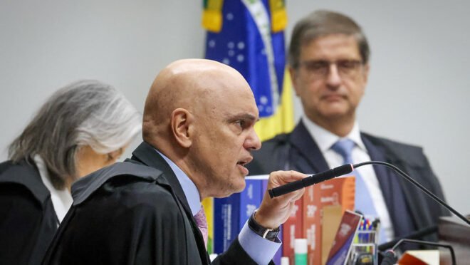 Moraes afirma que evidências indicam Bolsonaro como líder de tentativa de golpe - Imagem do artigo