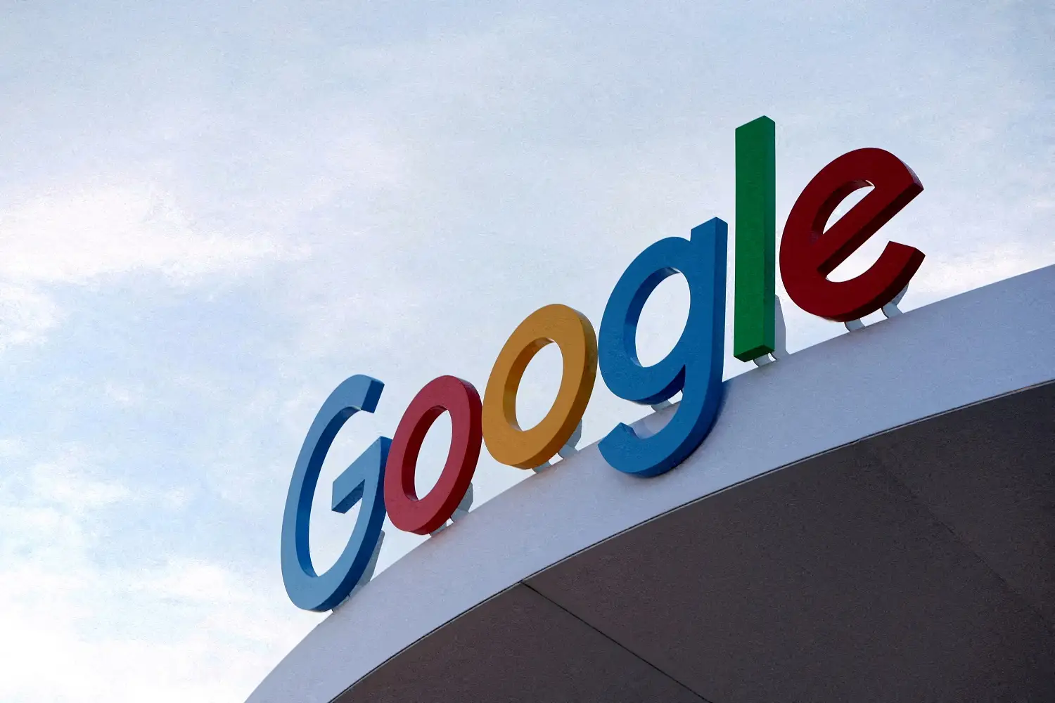 Juiz dos EUA manda Google compartilhar dados de busca e veta contratos exclusivos, reacendendo debate sobre monopólio - Imagem do artigo