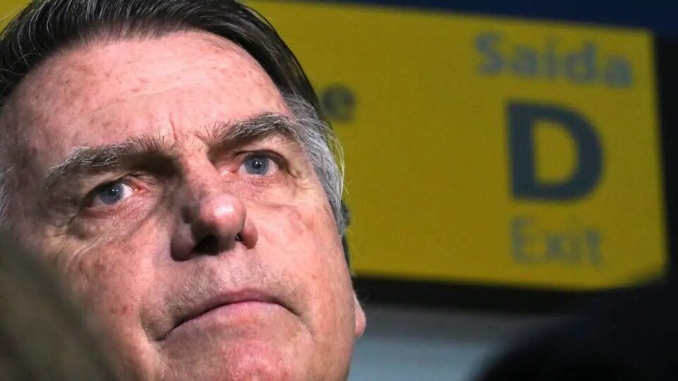 Autoridades avaliam reforçar vigilância sobre Bolsonaro após condenação - Imagem do artigo