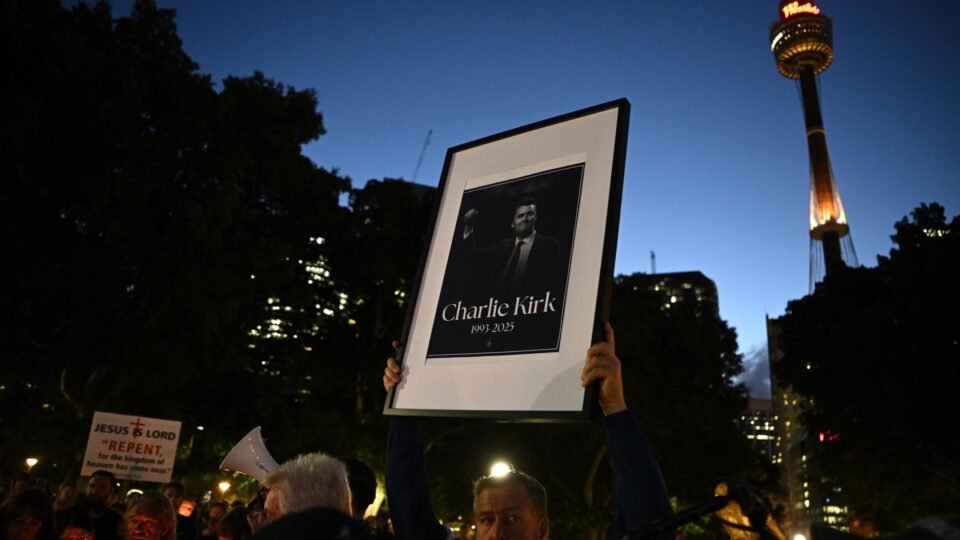 Assassinato de Charlie Kirk amplia alerta sobre pico de violência política nos EUA - Imagem do artigo