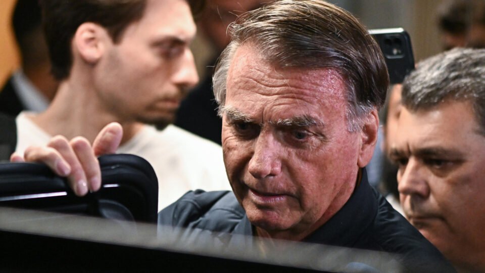 Bolsonaro passará por cirurgia dermatológica no domingo e recebe visitas políticas a partir de terça - Imagem do artigo