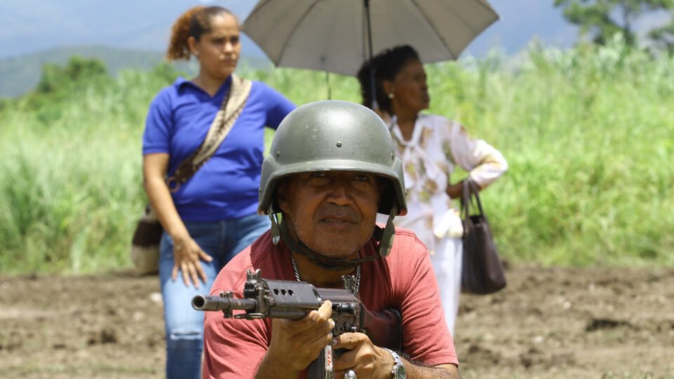 Governo venezuelano inicia treinamento de civis em bases militares diante de tensão com os EUA - Imagem do artigo