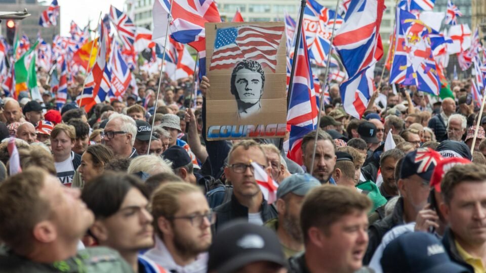 Ato reúne 110 mil em Londres e impulsiona movimento patriótico contra imigração ilegal no Reino Unido - Imagem do artigo